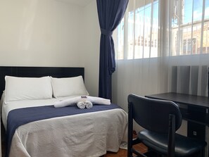 Minibar, desk, iron/ironing board, free WiFi - Hotel Casa Guillermo (Bogotá)