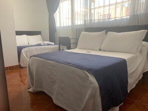 Minibar, escritorio, tabla de planchar con plancha y wifi gratis