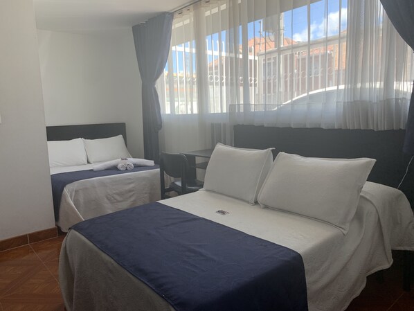 Basic-Dreibettzimmer, 2 Doppelbetten | Minibar, Schreibtisch, Bügeleisen/Bügelbrett, kostenloses WLAN