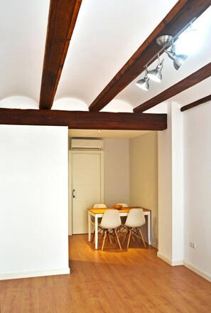Full-sized fridge, microwave, oven, stovetop - Botànic Apartaments (Valencia)