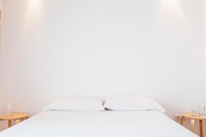 1 kamar tidur, meja kerja, dan ruang kerja ramah laptop