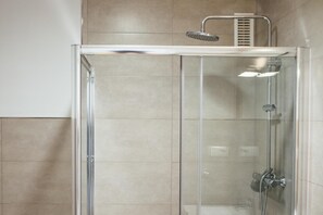 Shower, free toiletries, hair dryer, towels - Botànic Apartaments (Valencia)