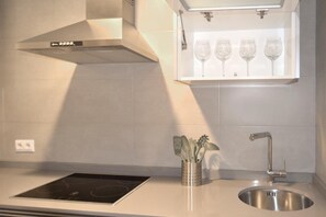 Lemari es besar, microwave, oven, dan kompor