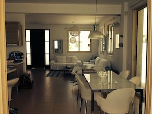 Exclusive-Villa, eigener Pool, Poolblick | Wohnzimmer