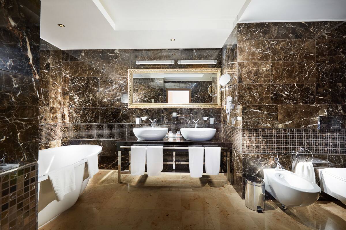 apartment with aquazone access | bathroom | combined shower/bathtub, free toiletries, hair dryer, towels