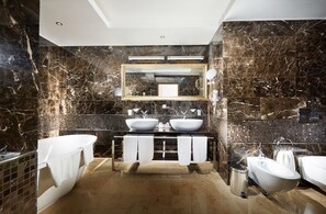 Appartement, 1 chambre (with Aquazone access) | Salle de bain | Ensemble baignoire-douche, articles de toilette (gratuits)