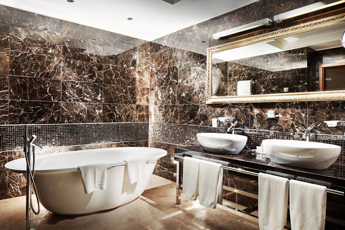 apartment with aquazone access | bathroom | combined shower/bathtub, free toiletries, hair dryer, towels