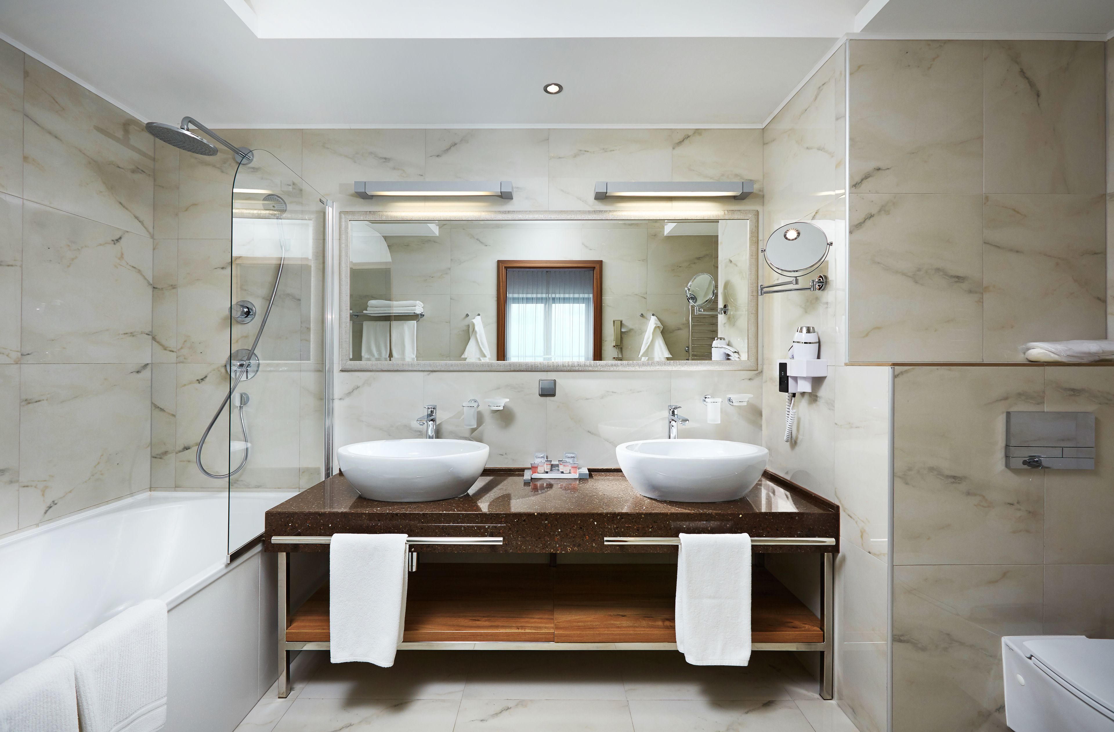 suite with aquazone access | bathroom | combined shower/bathtub, free toiletries, hair dryer, towels