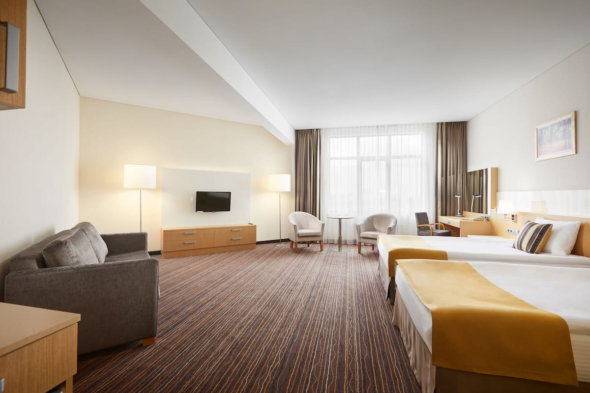 comfort twin room with aquazone access | living area | lcd tv