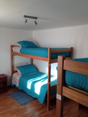 Dortoir partagé Standard, salle de bains commune (6 paxs) | Coffre-fort, accès au Wi-Fi (inclus)