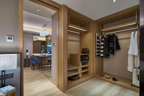1 dormitori, cobrellits i minibar amb articles gratuïts