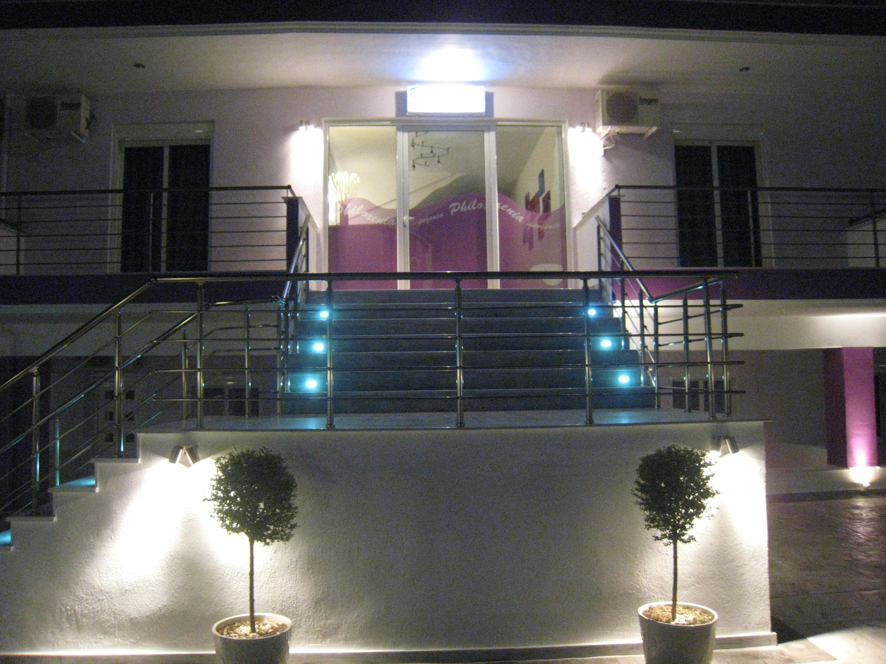 Majoituspaikan julkisivu illalla/yöllä