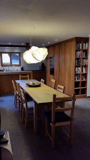 Apartamento, 2 quartos, sacada | Opções para refeição no quarto