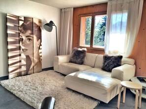 Leilighet, 2 soverom, balkong | Oppholdsrom | Flatskjerm-TV og peis