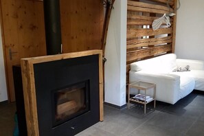 Leilighet, 2 soverom, balkong | Oppholdsrom | Flatskjerm-TV og peis