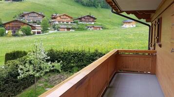 Apartemen, 2 kamar tidur, balkon | Teras/patio