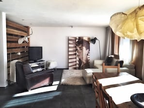 Apartment, 2 Bedrooms, Balcony | Living room | Flat-screen TV, fireplace