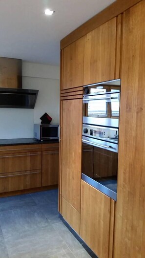 Apartamento, 2 quartos, sacada | Cozinha privada | Geladeira grande, micro-ondas, fogão, cooktop