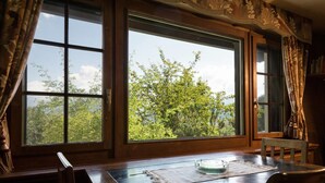 Chalet, 5 Schlafzimmer, Balkon, Bergblick | Essbereich im Zimmer