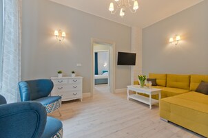 Apartment | Living room | Flat-screen TV