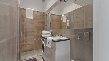 Estudio | Baño | Ducha, secador de pelo, toallas y papel higiénico