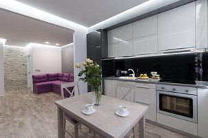 Deluxe Apartment | Living area | 32-inch flat-screen TV with digital channels, Smart TV