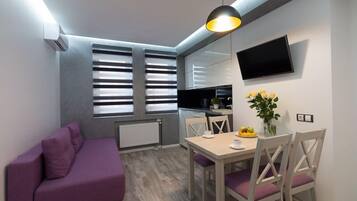 Superior-Apartment, 1 Schlafzimmer | Wohnbereich | 32-Zoll-Flachbildfernseher mit Digitalempfang, Smart-TV