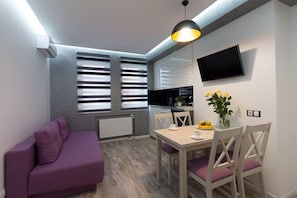 Superior-Apartment, 1 Schlafzimmer | Wohnbereich | 32-Zoll-Flachbildfernseher mit Digitalempfang, Smart-TV