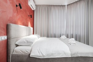 Signature Studio | 1 bedroom, in-room safe, soundproofing, iron/ironing board