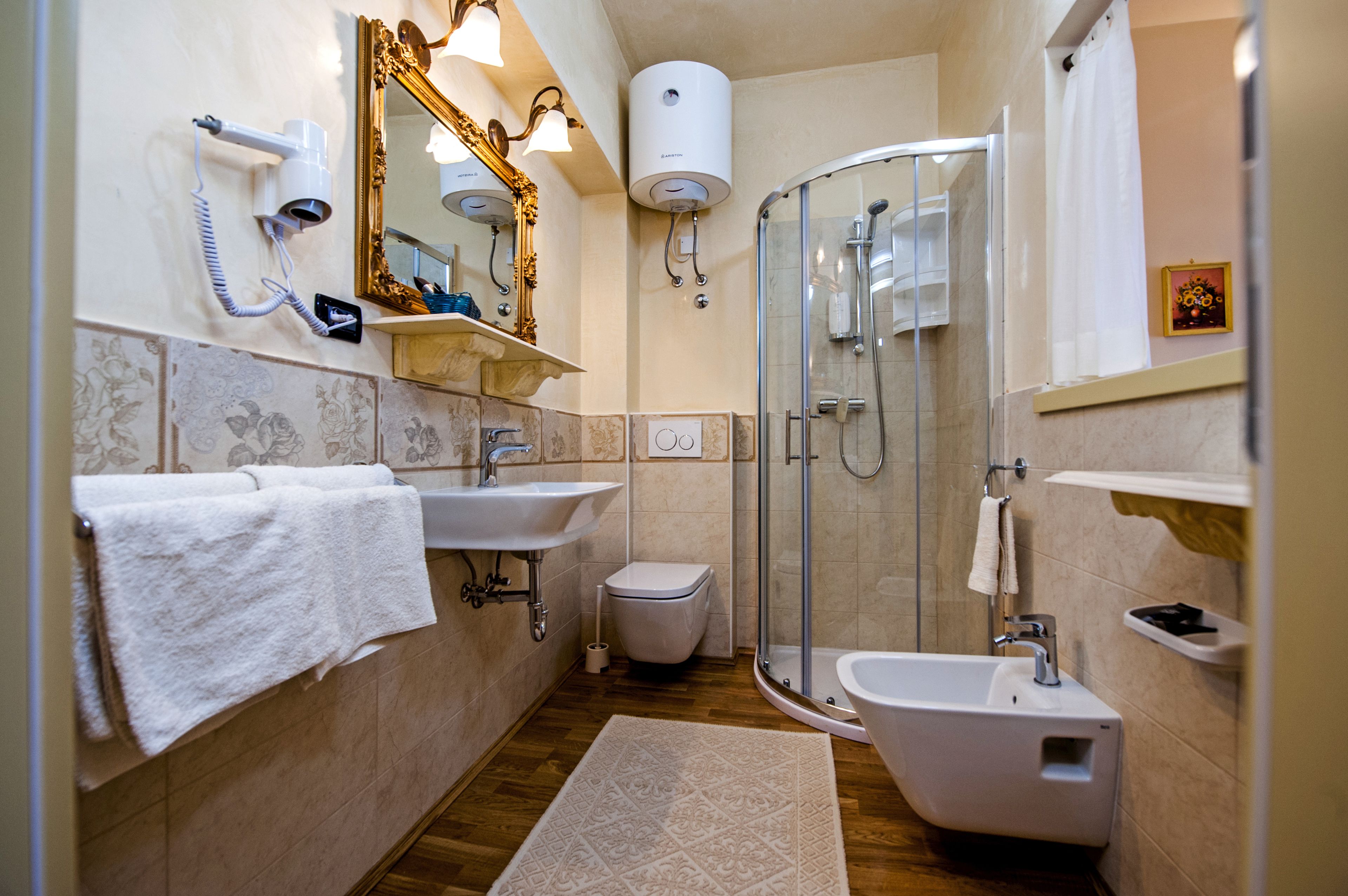 Monolocale Deluxe, balcone, fronte mare | Bagno | Doccia, set di cortesia gratuito, asciugacapelli, bidet