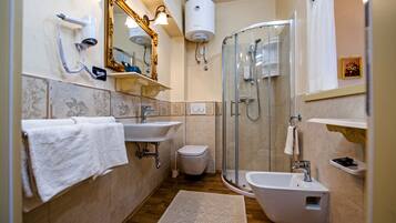 Monolocale Deluxe, balcone, fronte mare | Bagno | Doccia, set di cortesia gratuito, asciugacapelli, bidet