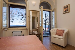 Deluxe Studio, Balcony, Sea Facing | Desk, free WiFi