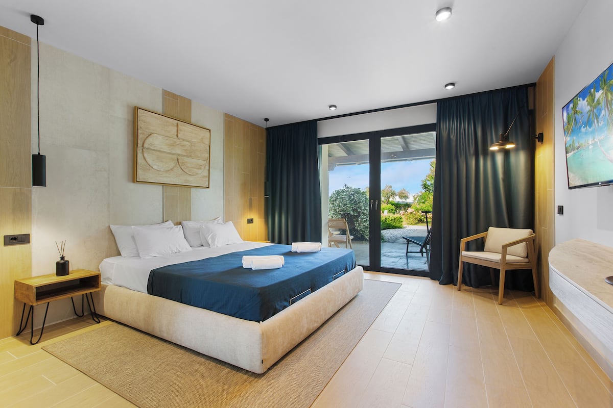 Deluxe Double Room, Partial Sea View | Bed sheets