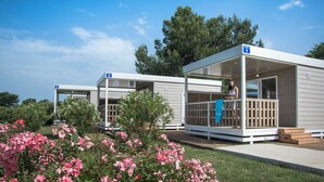 Deluxe Mobile Home, 1 Bedroom, Pets Allowed, Sea Facing | Terrace/patio - Bi village (Fazana)