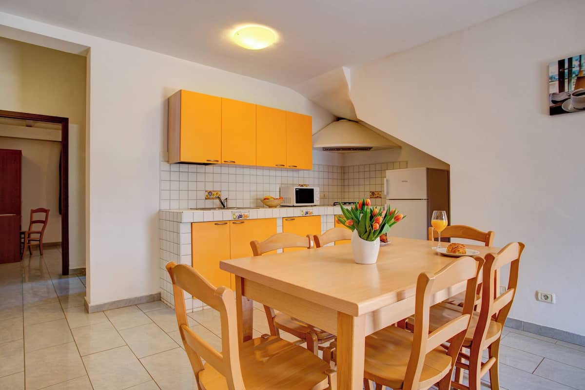 Basic Duplex, Pets Allowed | Private kitchen | Highchair