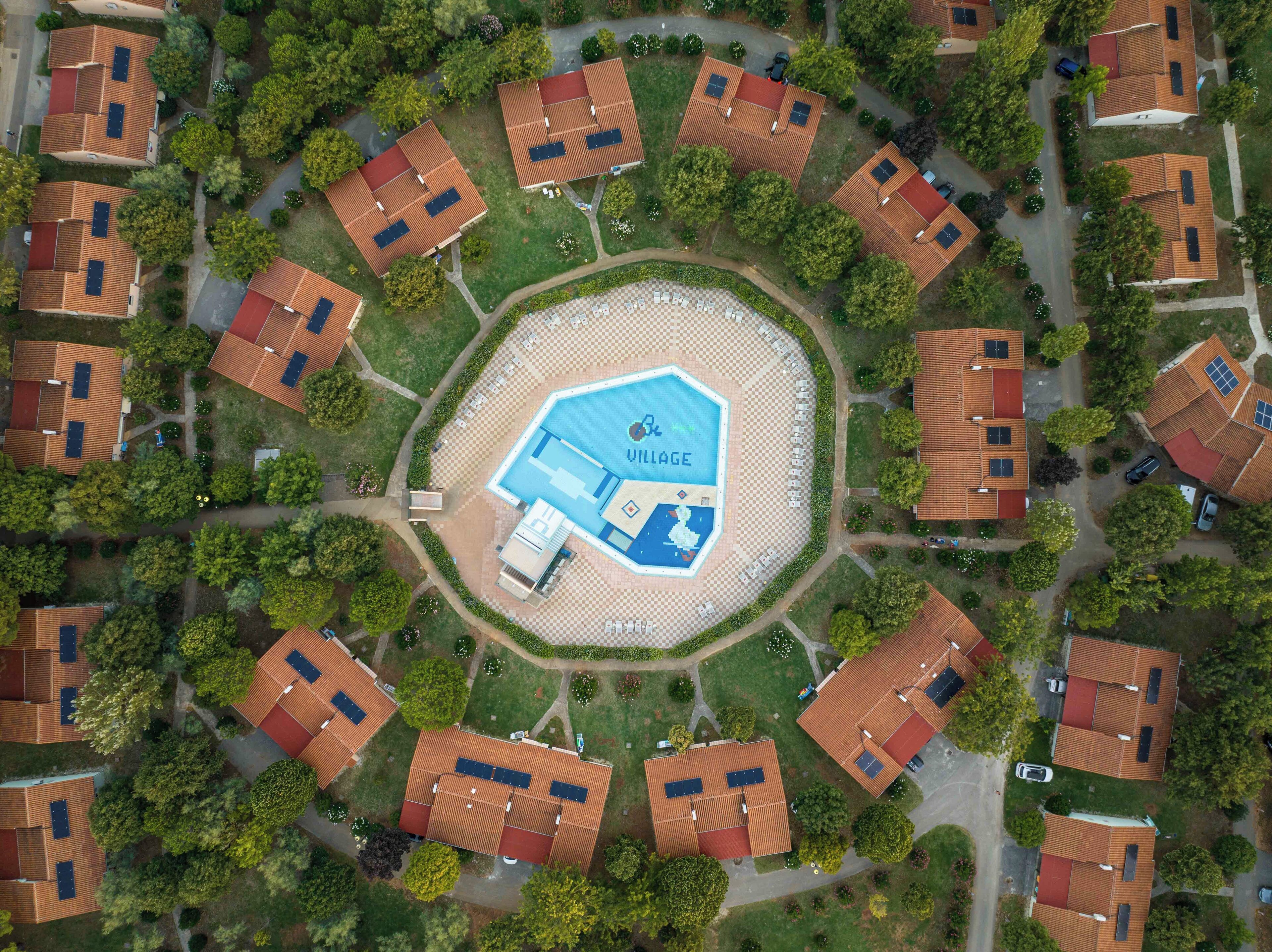 3 piscine all'aperto, ombrelloni da piscina