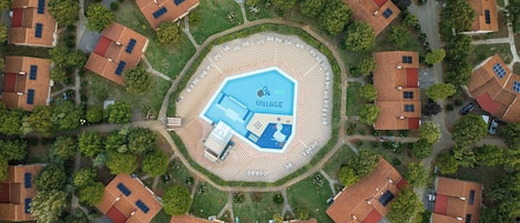 3 piscine all'aperto, ombrelloni da piscina