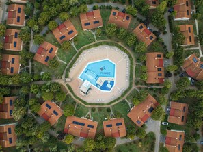 3 Außenpools, Sonnenschirme, Rettungsschwimmer vor Ort