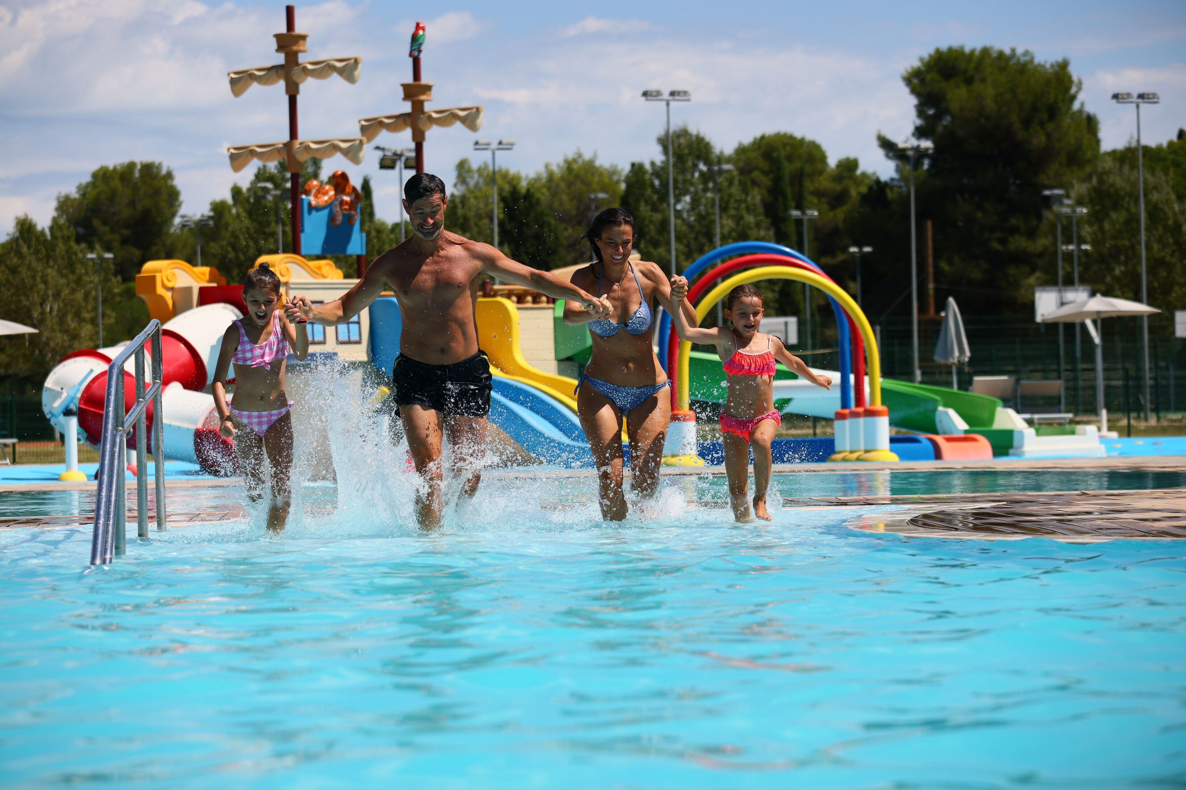 3 buitenzwembaden, parasols bij het zwembad en redders ter plaatse