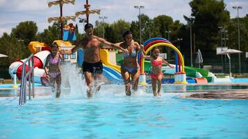 3 buitenzwembaden, parasols bij het zwembad en redders ter plaatse