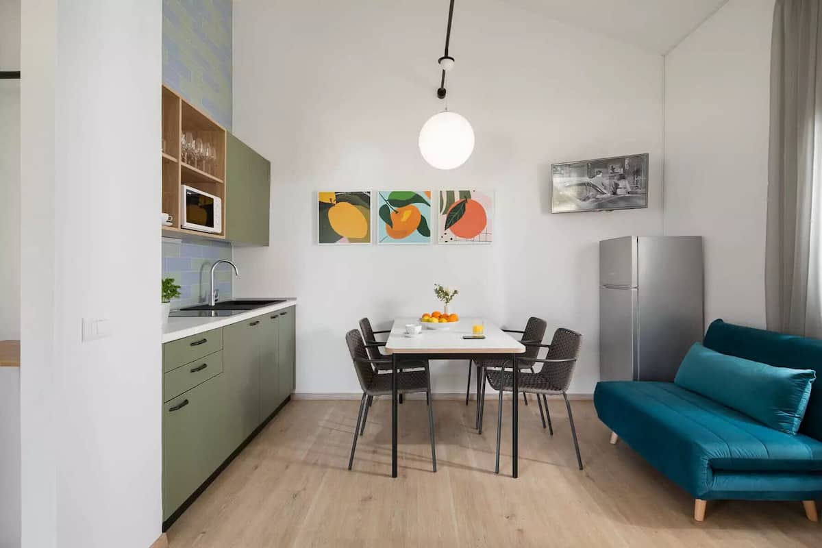 Standard Apartment, Pets Allowed, Poolside | Living area