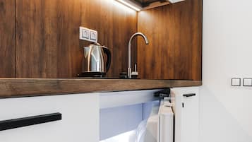 Refrigerador, microondas, placa de cocina, tetera/pava eléctrica