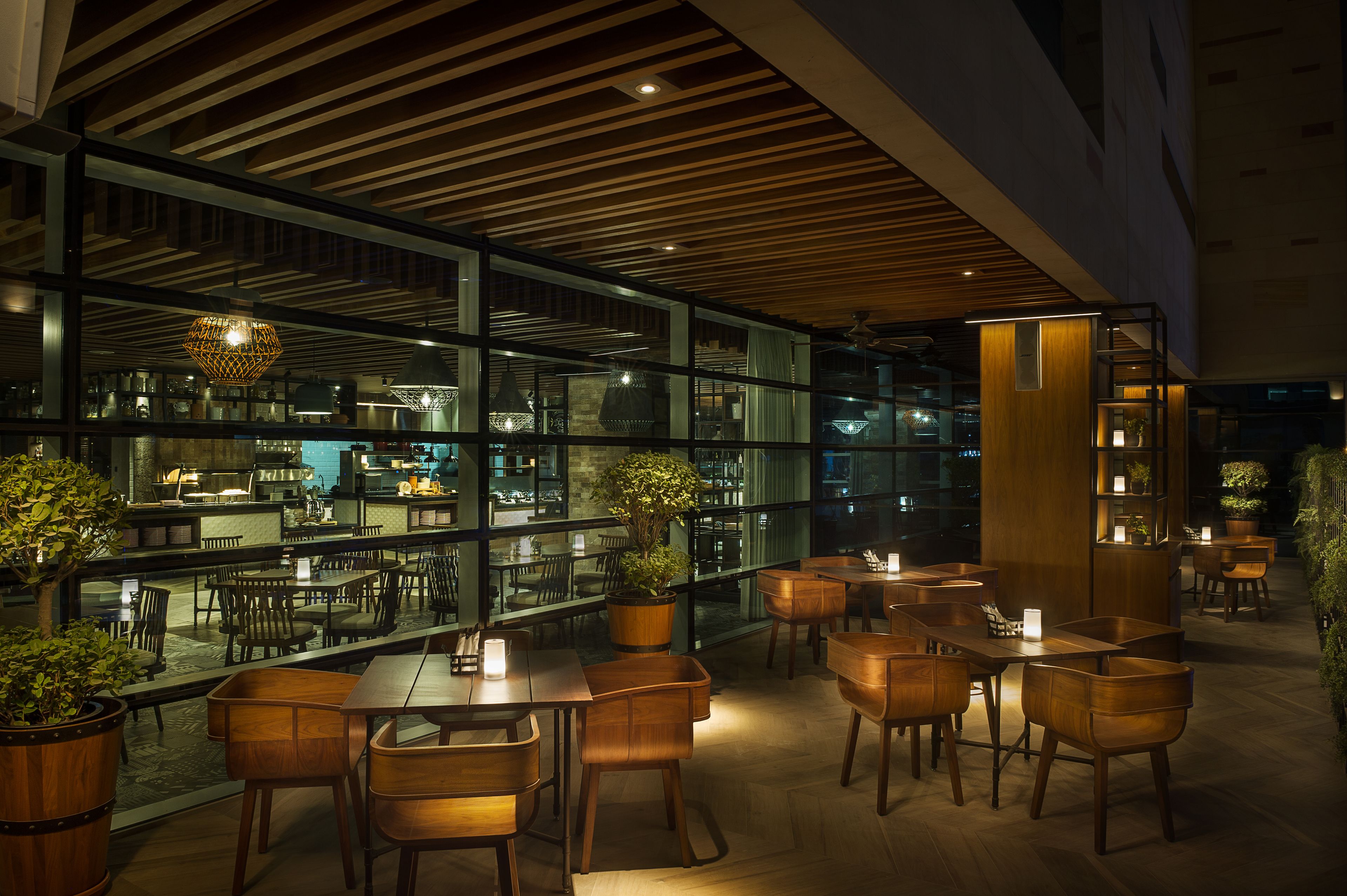 3 restaurants, breakfast, lunch, dinner served; international cuisine 