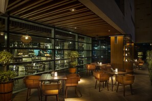 3 restaurants, breakfast, lunch, dinner served; international cuisine