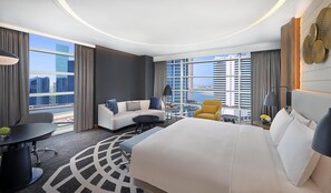 デラックス シングルルーム キングベッド 1 台 | 低刺激性寝具、羽毛の掛け布団、ミニバー、セーフティボックス (室内)