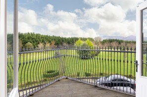 Deluxe Suite, Balcony, Garden View | Teres/patio
