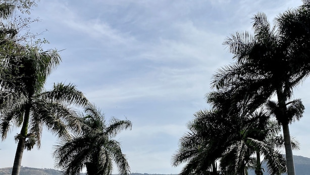 An infinity pool with a clear view of a lake and mountains in the background. - Santa María Resort (La Laguna)