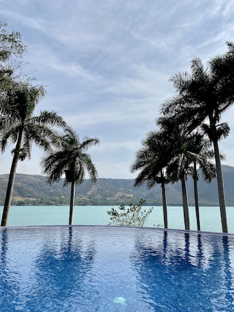 Piscina infinita. Santa María Resort