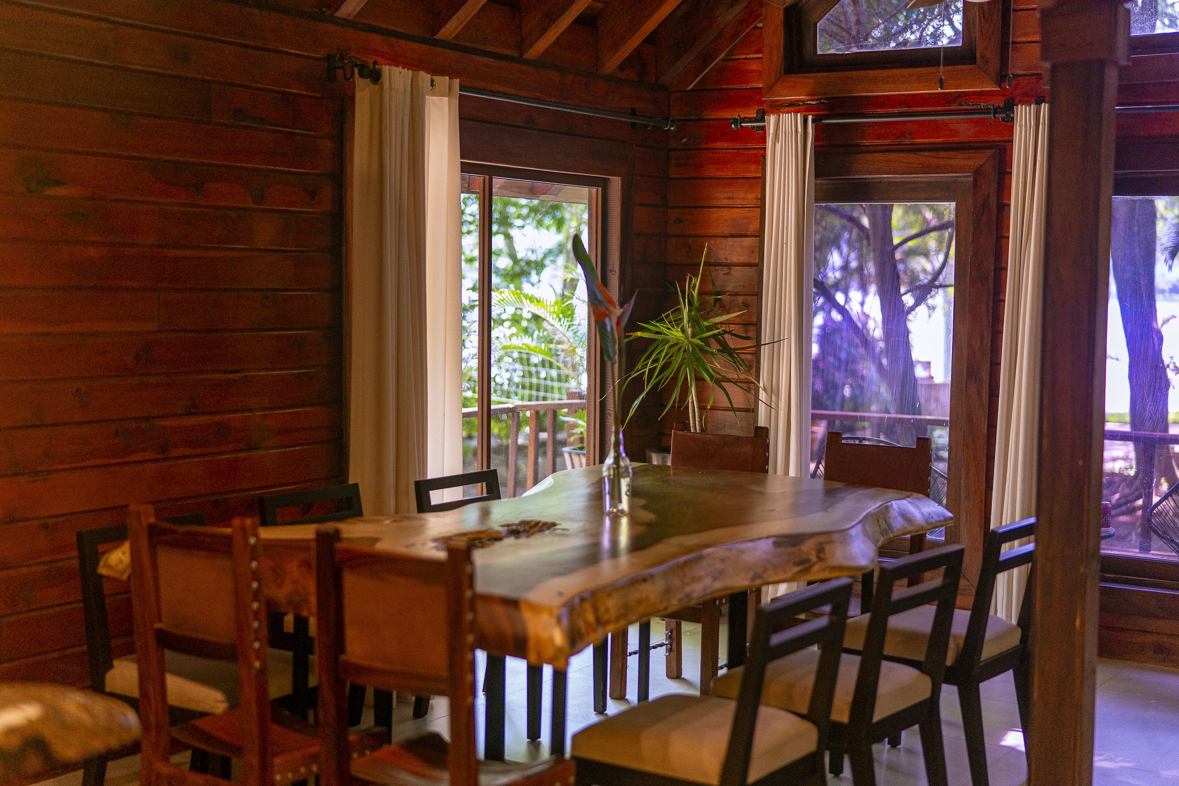 Cabana com design assinado, 3 quartos, ao lado da piscina | Vista do quarto