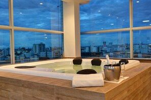 Bañera de hidromasaje cubierta